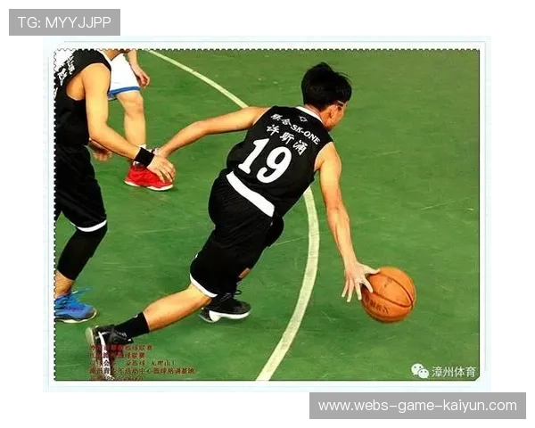 篮球少年背运失误笑出声：逆境中的勇敢与大笑